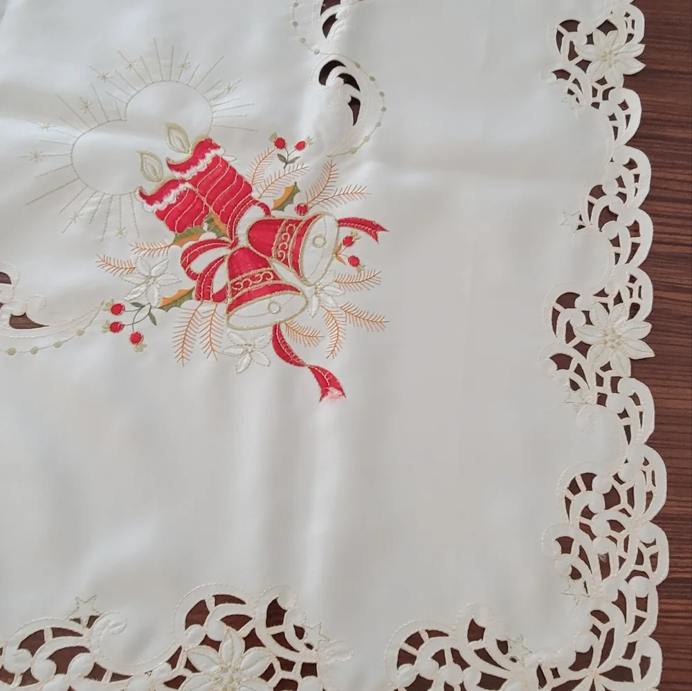 BEAUTIFUL BRAND NEW INBROIDERY TABLECLOTHS 38X56 INCHES